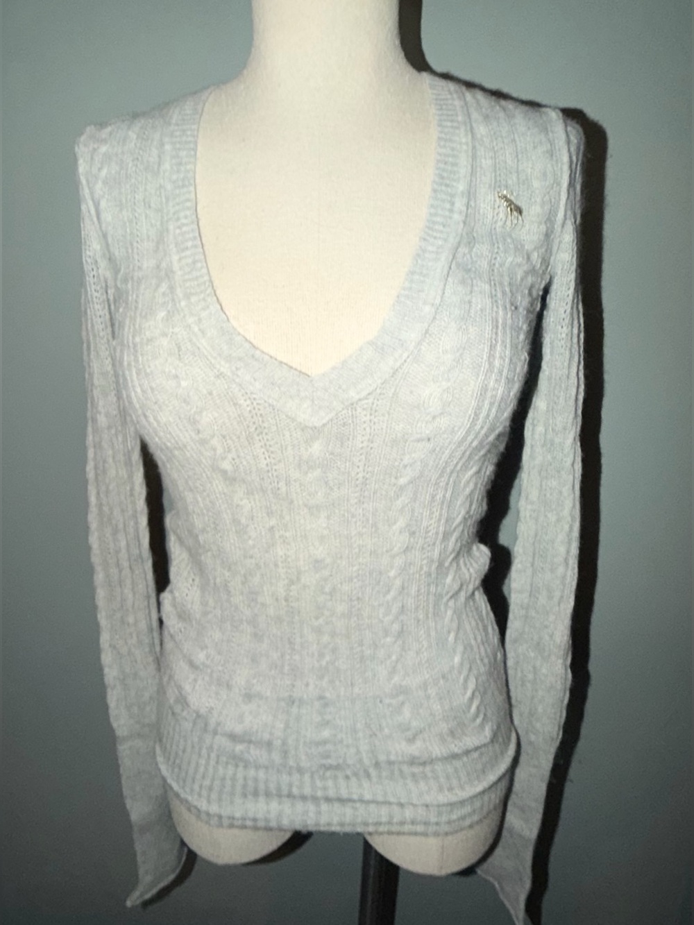 Abercrombie & Fitch Cable Knit V-Neck Women's Sweater - Light Gray